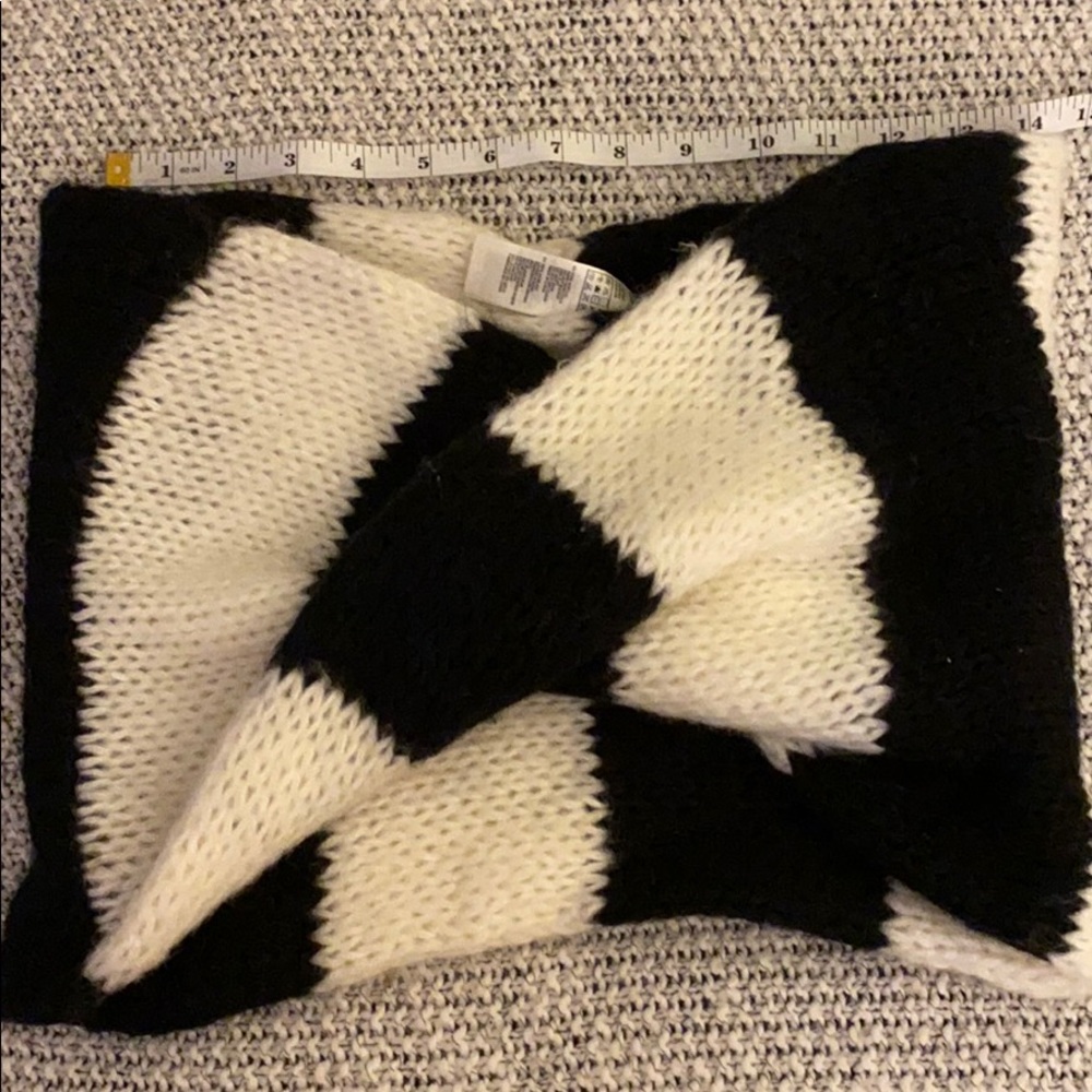 Black and White Circle Scarf! - Picture 3 of 5